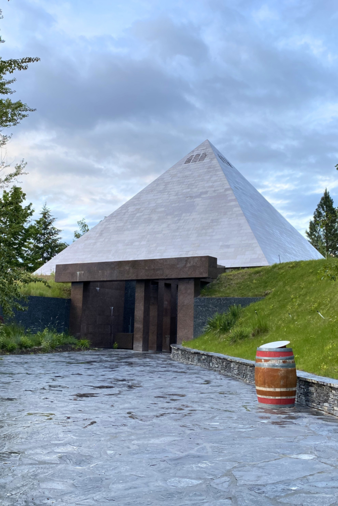 Kelowna wineries and where to eat, tour or skip - plus the best wine tours for your budget and occasion. foodietown.ca