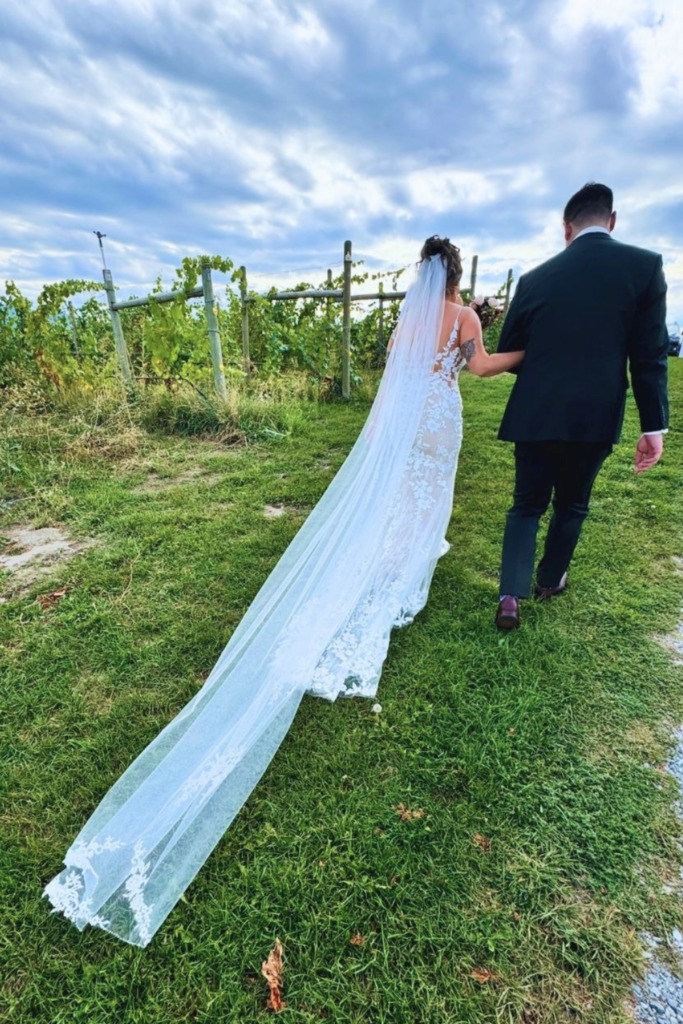 Vineyard wedding = Kelowna wineries and where to eat, tour or skip - plus the best wine tours for your budget and occasion. foodietown.ca